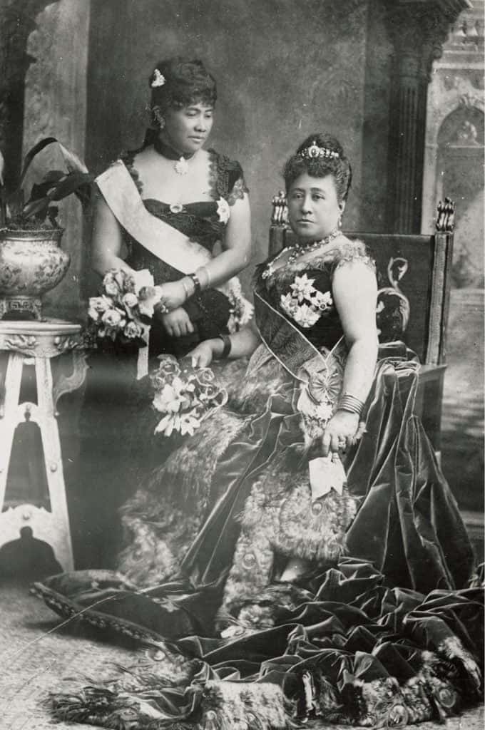 Queen Kapiʻolani and Princess Liliʻuokalani at Queen Victoriaʻs Jubilee. Kapi'olani is seated while Lili'uokalani faces her.